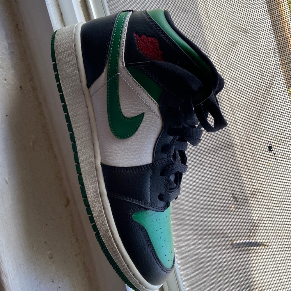 Jordan 1 Mid Pine. Size 6Y. Good condition. Barely worn. Offers welcomed!